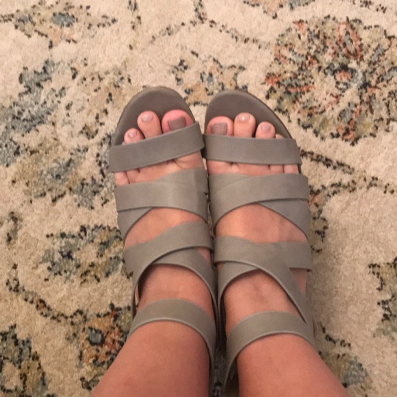 Strappy heels! - Picture 4 of 5